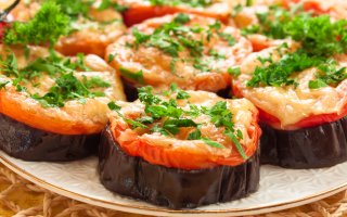 Баклажаны, запеченные с помидорами и сыром