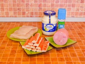 Салат с кальмарами и крабовыми палочками. Ингредиенты