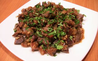 Куриные желудки, жаренные с луком и соевым соусом