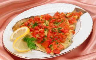 Камбала, запеченная с помидорами