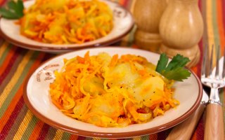 Картофель, обжаренный с луком и морковью