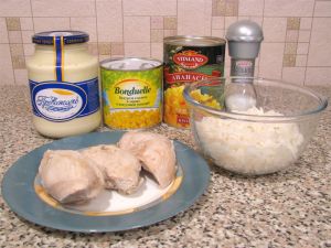 Салат с куриным филе, рисом и ананасами. Ингредиенты