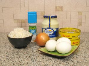 Салат с печенью трески, рисом и яйцами. Ингредиенты