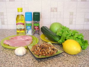 Салат с куриным филе, огурцами и орехами. Ингредиенты