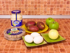 Салат с селедкой, картофелем и яблоком. Ингредиенты