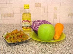 Салат с капустой, яблоком и изюмом. Ингредиенты