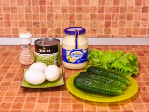 Салат с огурцами, зеленым горошком и яйцами. Ингредиенты