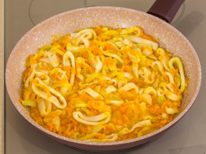 Кальмары тушеные с морковью и луком