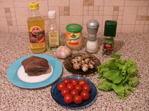 Салат с мясом, помидорами и яйцами. Ингредиенты