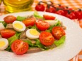 Салат с мясом, помидорами и яйцами