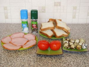 Горячие бутерброды с окороком, помидорами и яйцами. Ингредиенты