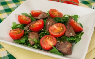 Салат с куриной печенью и помидорами черри