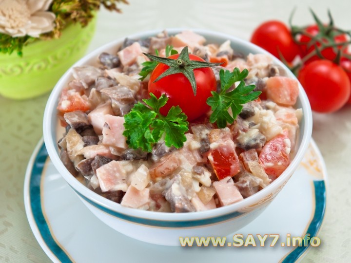 Рецепт Салат с ветчиной, грибами и помидорами