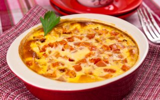 Омлет с ветчиной и помидорами