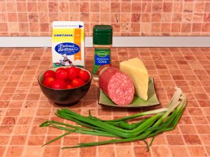 Салат с колбасой, сыром и помидорами. Ингредиенты