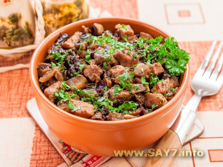 Рецепт Свинина, жаренная с грибами и черносливом