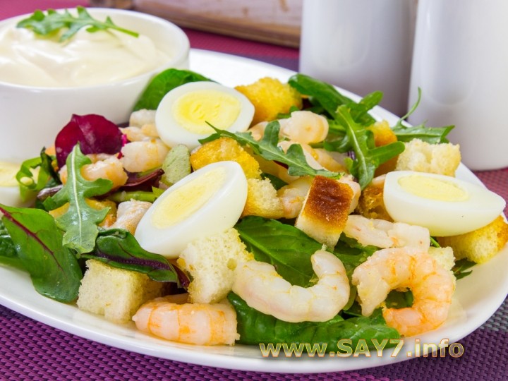 Рецепт Салат с креветками, сухариками и яйцами