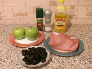 Свинина, тушенная с черносливом и яблоками. Ингредиенты