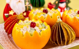 Салат с куриным филе и огурцами в апельсине