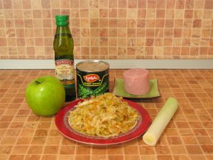 Салат с квашеной капустой, ветчиной и яблоком. Ингредиенты