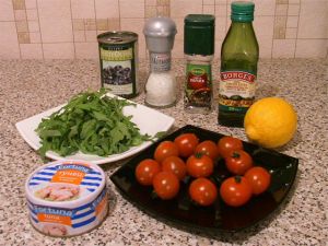 Салат с помидорами и тунцом. Ингредиенты