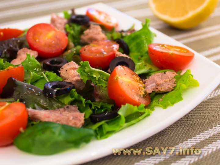 Рецепт Салат с помидорами и тунцом