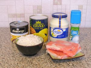 Салат с кукурузой, рисом, крабовыми палочками и ананасом. Ингредиенты