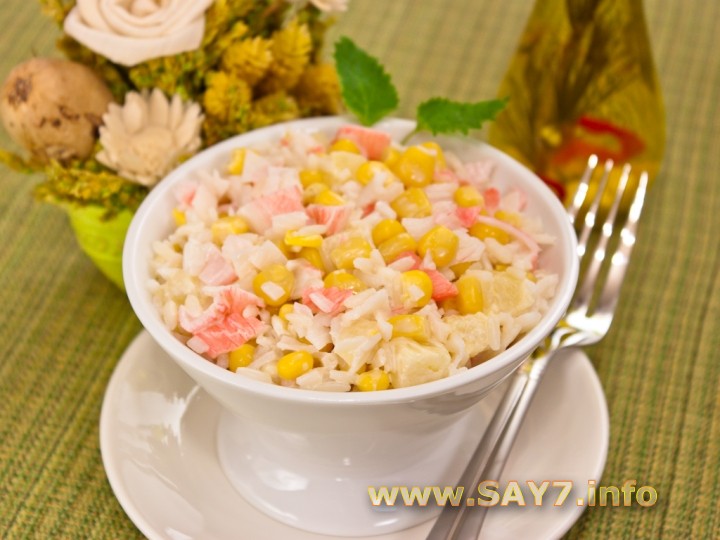 Рецепт Салат с кукурузой, рисом, крабовыми палочками и ананасом