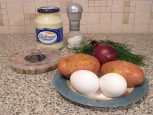 Салат с селедкой, картофелем и яйцами. Ингредиенты