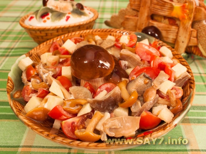 Рецепт Салат с маринованными грибами и помидорами