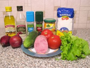 Салат с ветчиной, помидорами, огурцами и маринованным луком. Ингредиенты