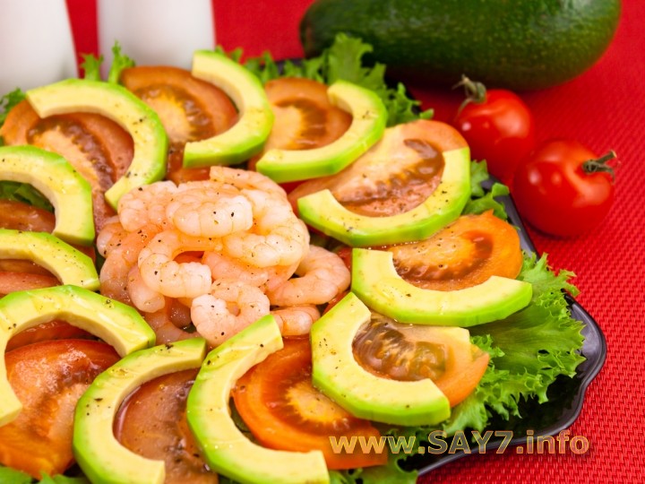 Рецепт Салат с авокадо, креветками и помидорами