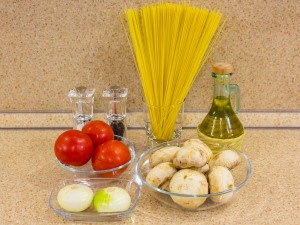 Паста с грибами, томатами черри и соусом со сливками и песто, пошаговый рецепт на 2184 ккал, фото, ингредиенты - Мурзик