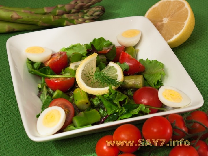 Рецепт Салат с помидорами, спаржей и яйцами