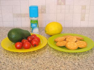 Крекеры с авокадо и помидорами черри. Ингредиенты