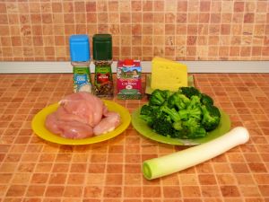 Куриное филе и брокколи, запеченные под сливочным соусом. Ингредиенты