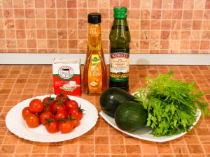 Салат с авокадо, помидорами и фетой. Ингредиенты