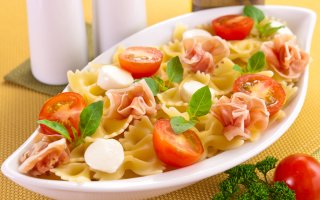 Макароны с беконом, моцареллой и помидорами