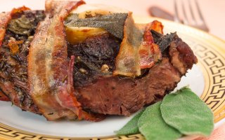 Говядина, запеченная с травами и беконом