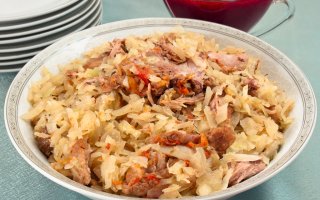 Утка, тушенная с капустой и брусничным соусом