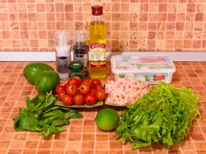 Салат с моцареллой, помидорами, креветками и авокадо. Ингредиенты