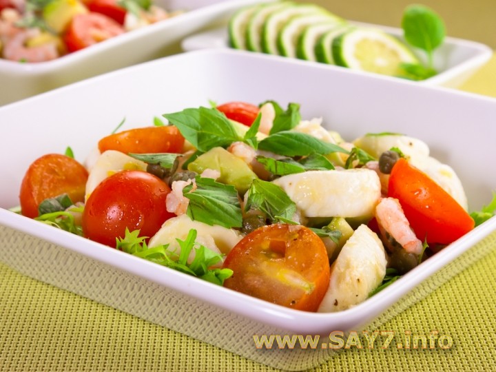 Рецепт Салат с моцареллой, помидорами, креветками и авокадо
