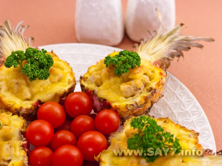 Рецепт Ананасы, фаршированные куриным филе, запеченные под сыром