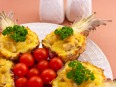 Ананасы, фаршированные куриным филе, запеченные под сыром