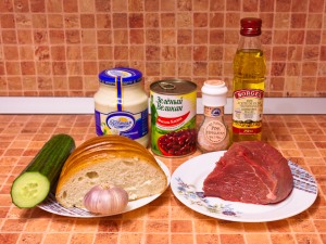 Салат с фасолью, говядиной и сухариками. Ингредиенты