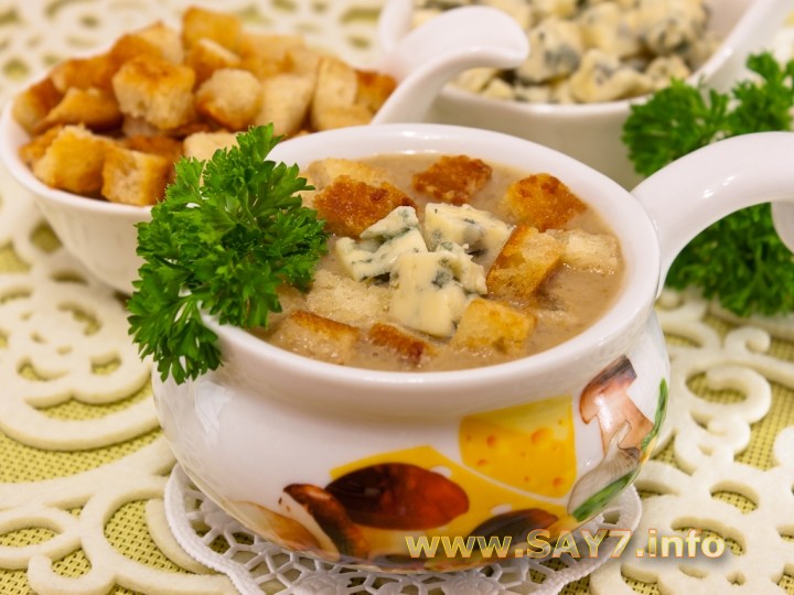 Рецепт Суп с грибами, сухариками и сыром с благородной плесенью