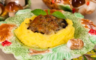 Гнездышки из картофеля с грибами
