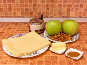 Рулет из слоеного теста с яблоками и орехами а-ля Штрудель. Ингредиенты