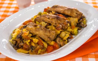 Ребрышки с савойской капустой и грибами