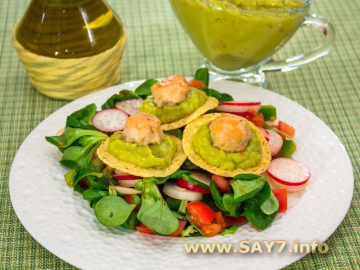 Рецепт Овощной салат с кукурузными чипсами и куриными фрикадельками
